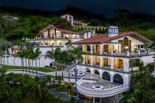 4-bed rainforest lodge