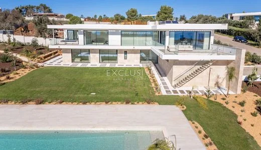 4-bed villa with pool, sea views