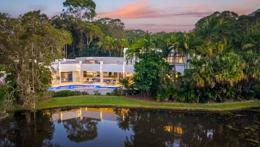 4-bed beachside house