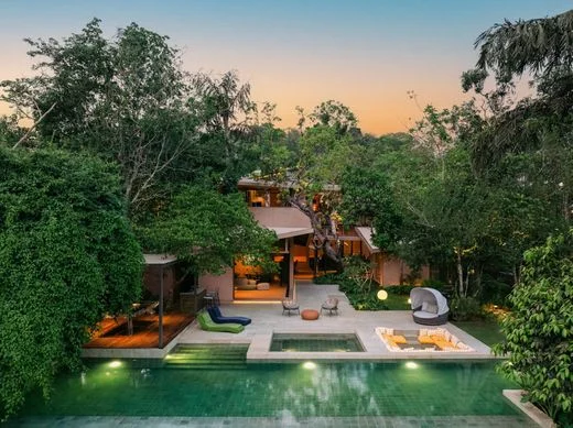 4-bed colonial villa with pool