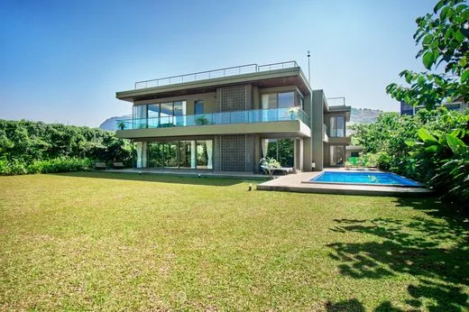 1 acre hillside plot
